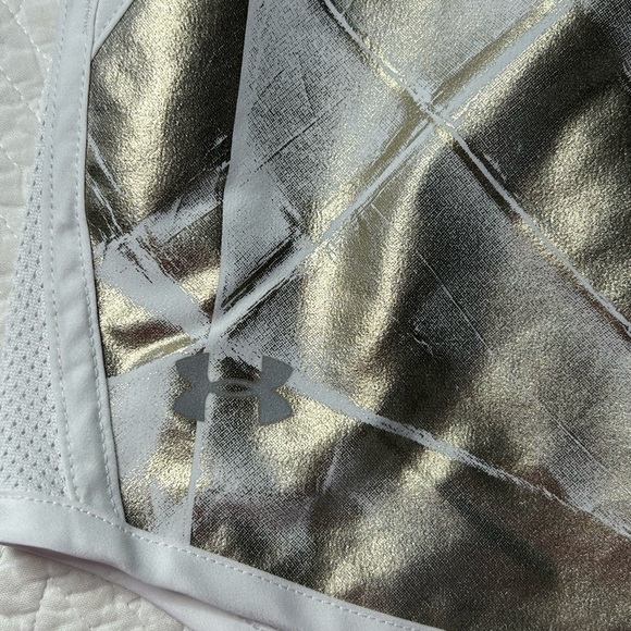 Under Armour, women’s size, extra large speed, stride, print shorts, heat gear - Picture 6 of 9